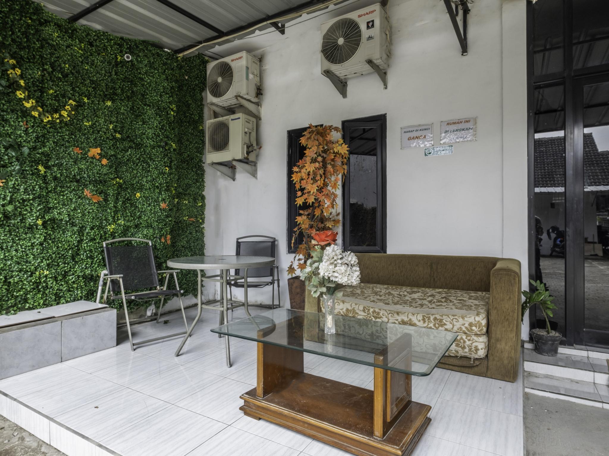 Oyo Life 2391 Baladewa Residence Syariah Karawang Εξωτερικό φωτογραφία