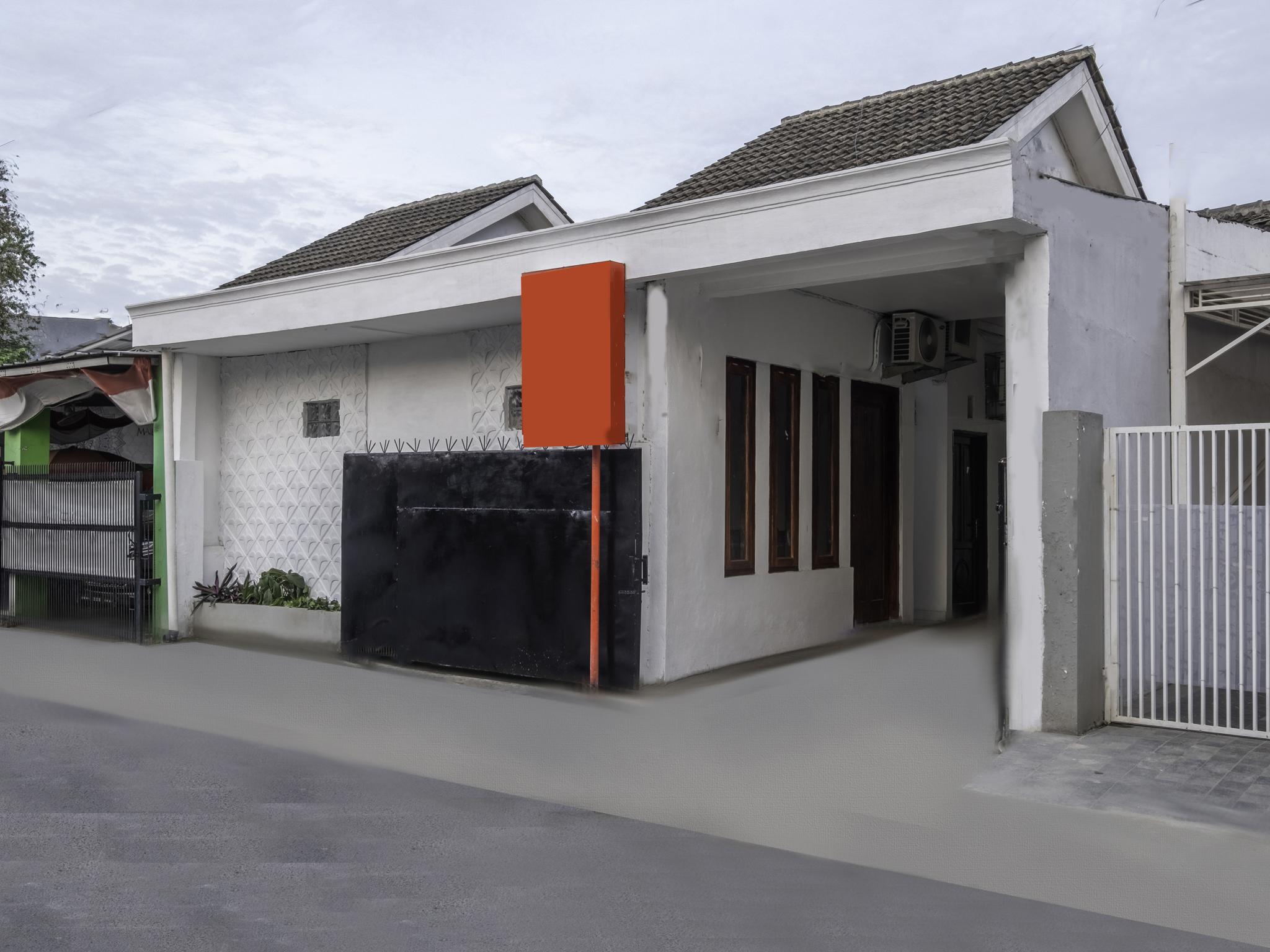 Oyo Life 2391 Baladewa Residence Syariah Karawang Εξωτερικό φωτογραφία