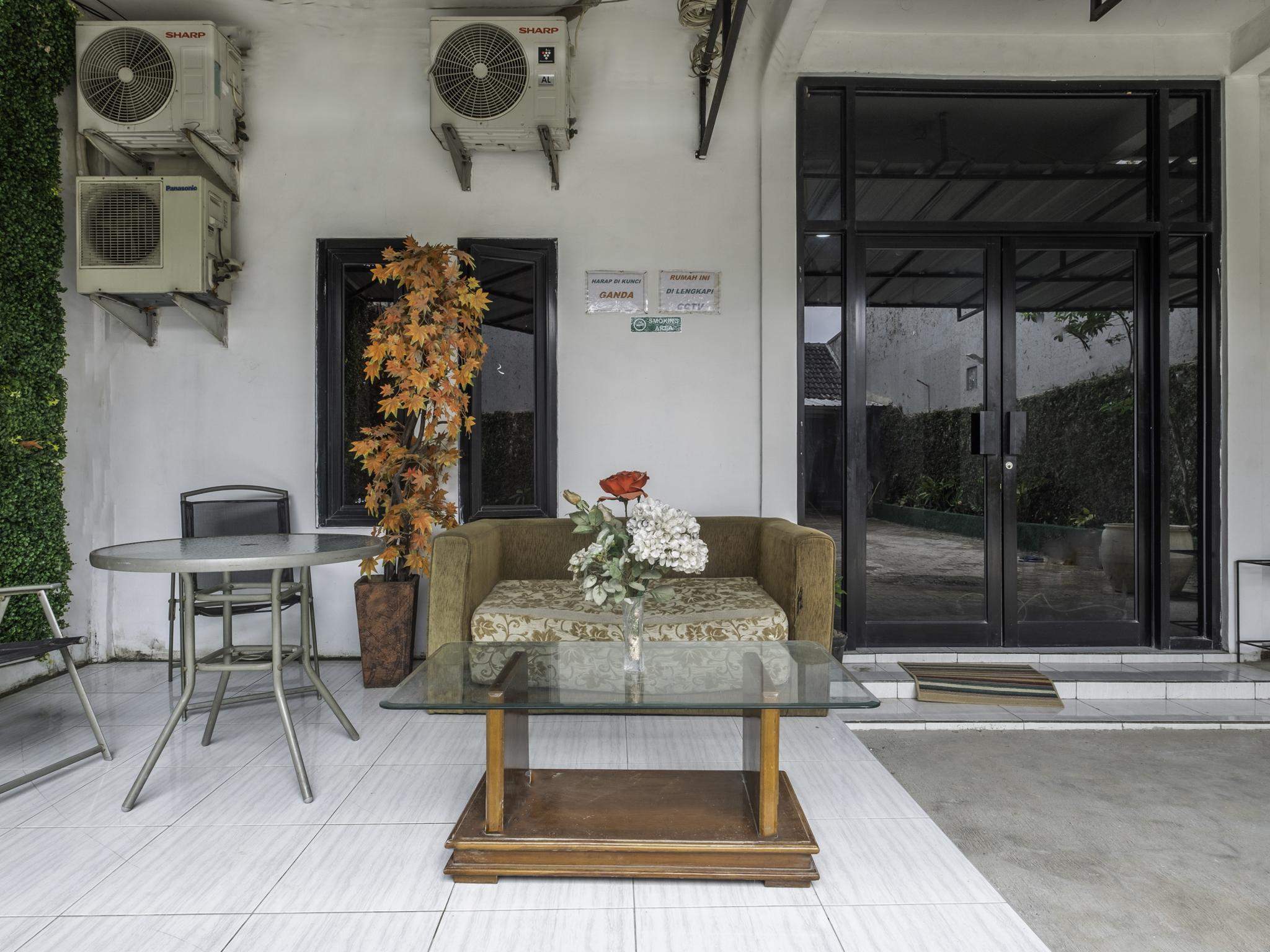 Oyo Life 2391 Baladewa Residence Syariah Karawang Εξωτερικό φωτογραφία