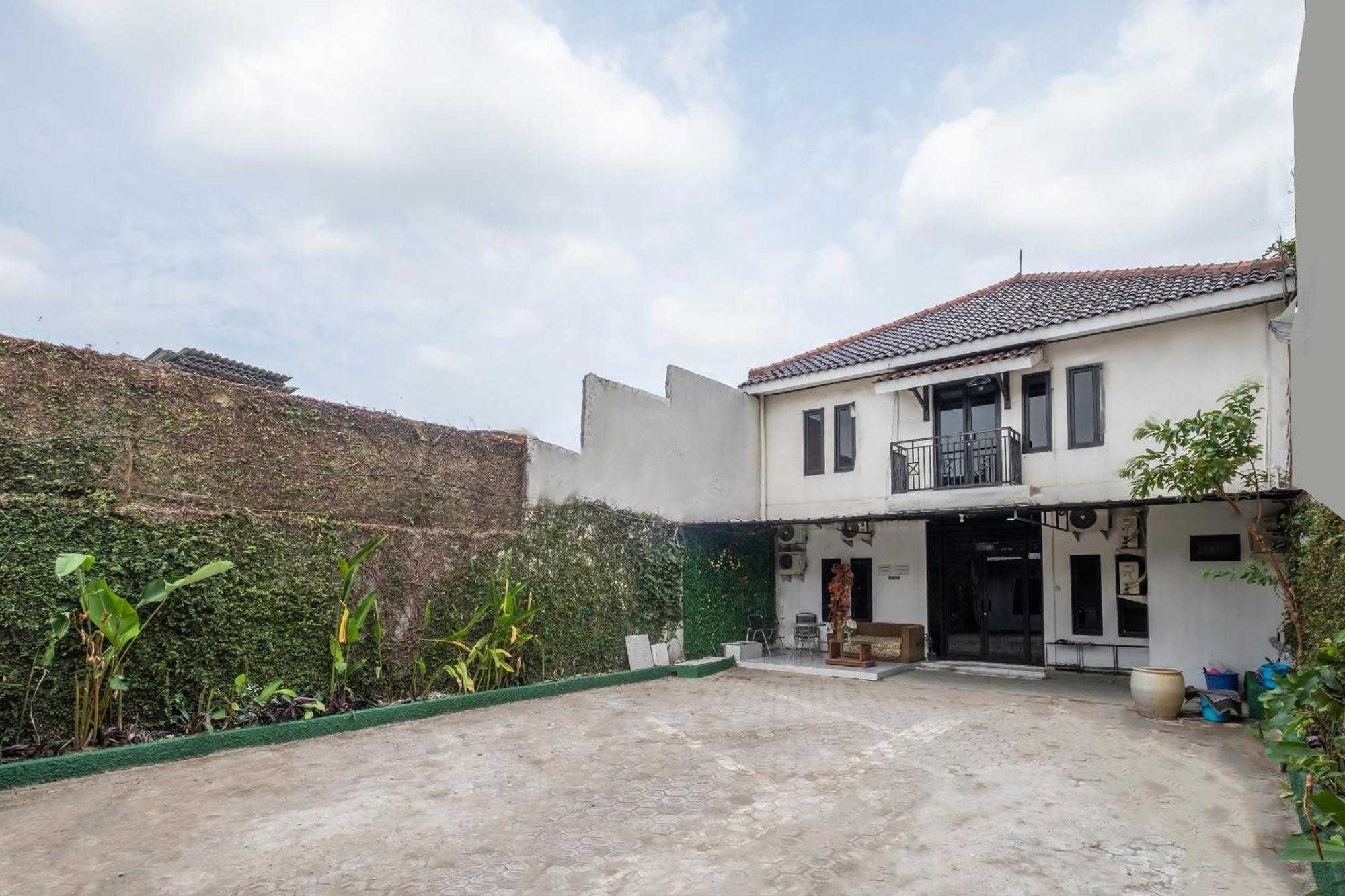 Oyo Life 2391 Baladewa Residence Syariah Karawang Εξωτερικό φωτογραφία